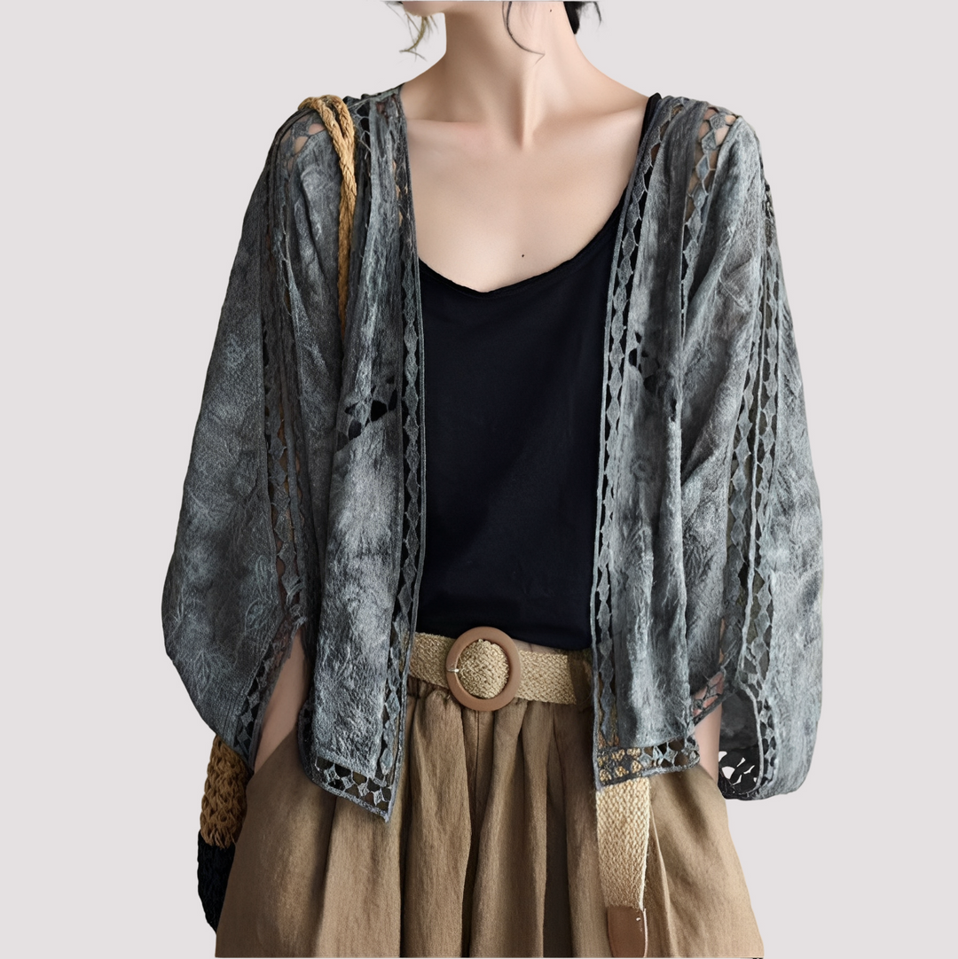 Cardigã feminino elegante em marrom ou cinza com recortes, proporcionando conforto e um visual moderno.