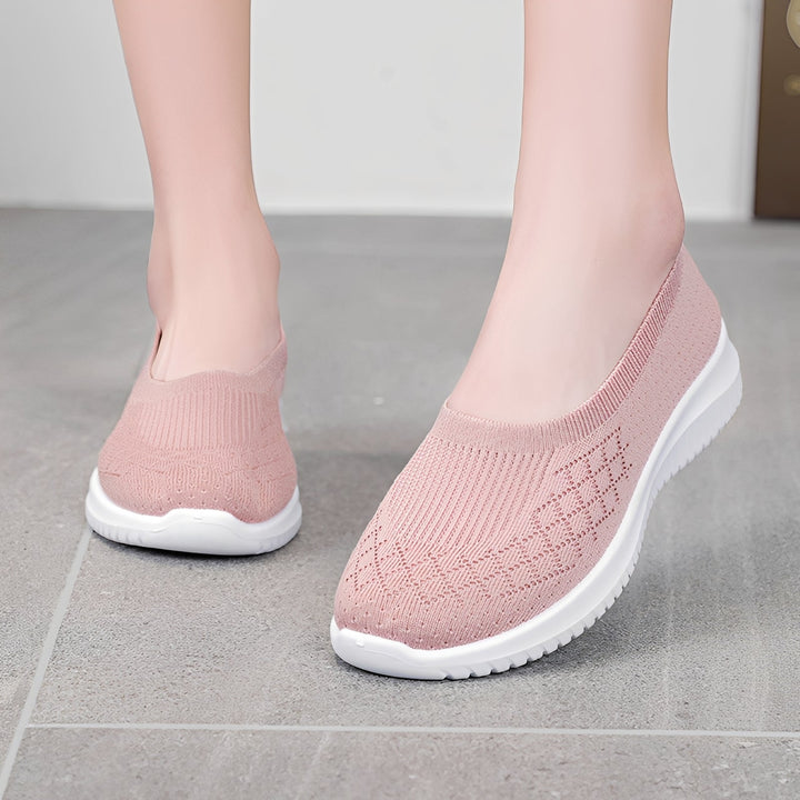 Calçado casual slip-on feminino preto, prático e versátil, para um estilo moderno e confortável.