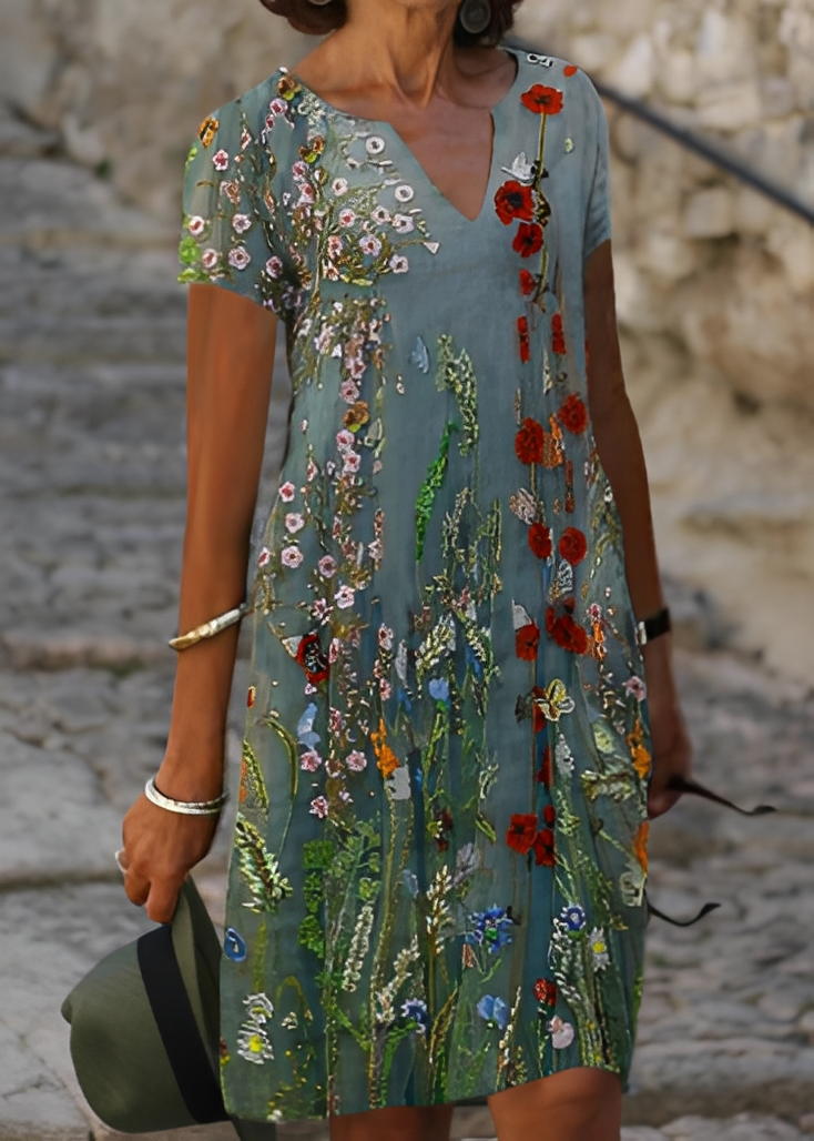 Padrão floral vibrante em vestido feminino de verão com manga curta. Minivestido casual perfeito para o calor.