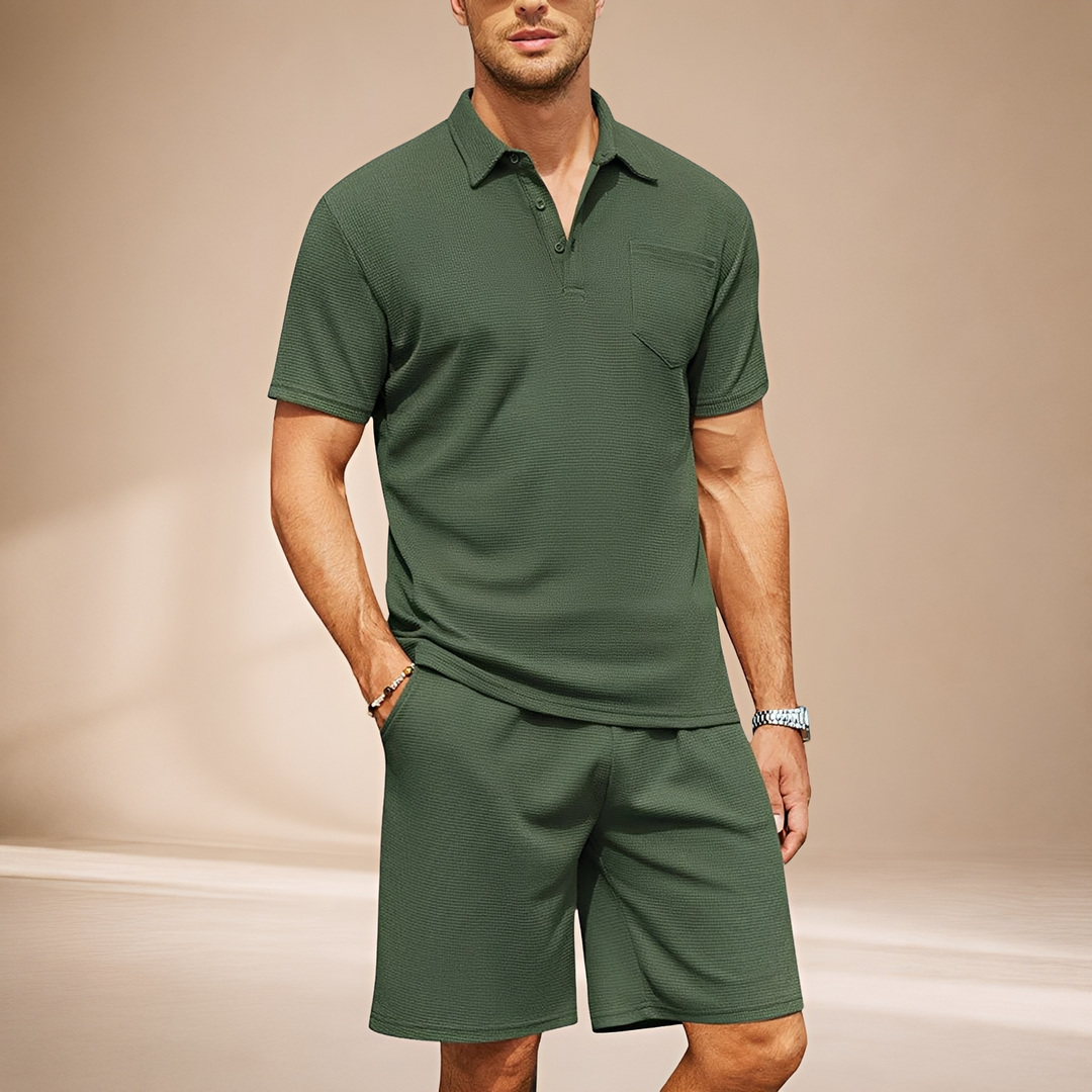 Polo masculina casual de tecido waffle, em conjunto com shorts para homens, perfeita para o verão.