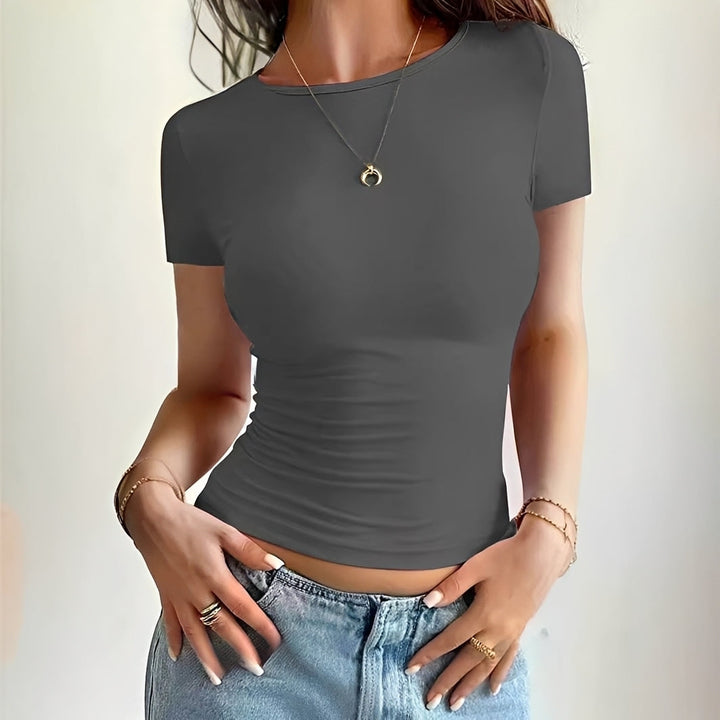 Camiseta feminina de verão com design ajustado. Conforto e elegância para o uso diário.