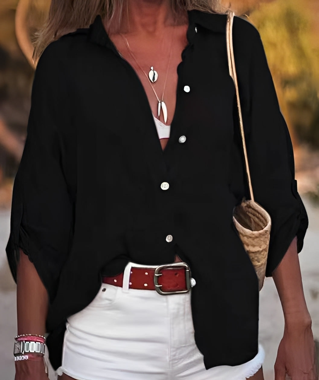 Mulher vestindo blusa feminina solta de verão. Conforto e estilo casual para dias quentes.