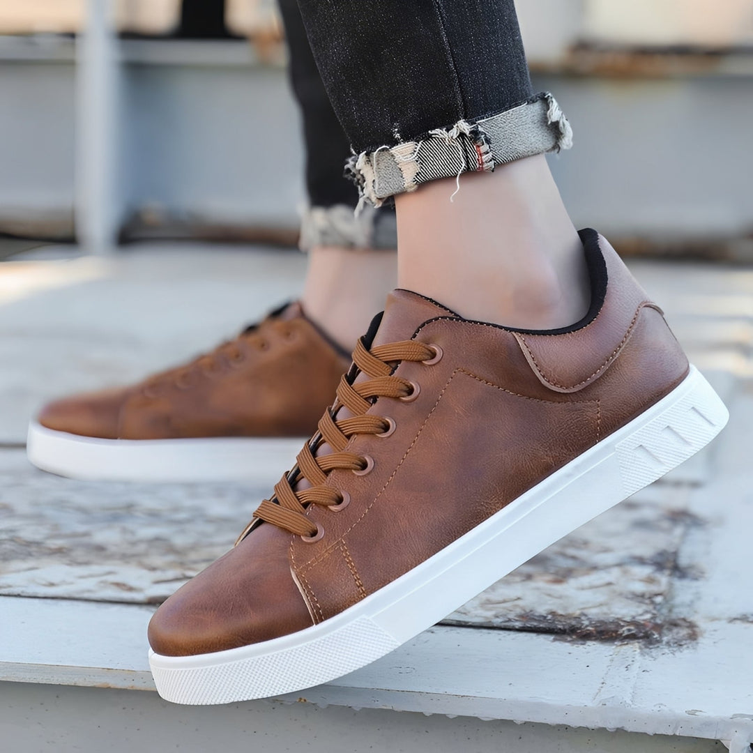 Sapato baixo masculino Bryce marrom. Perfeito para conforto diário e estilo versátil.