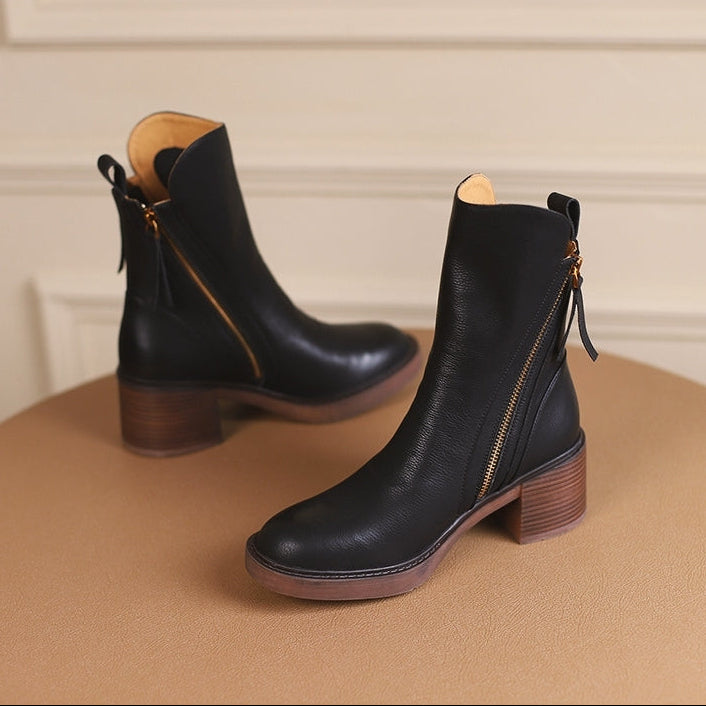 Botas femininas Rosie elegantes de cano curto com fecho. Calçado moderno e confortável, ideal para o estilo outono/inverno.