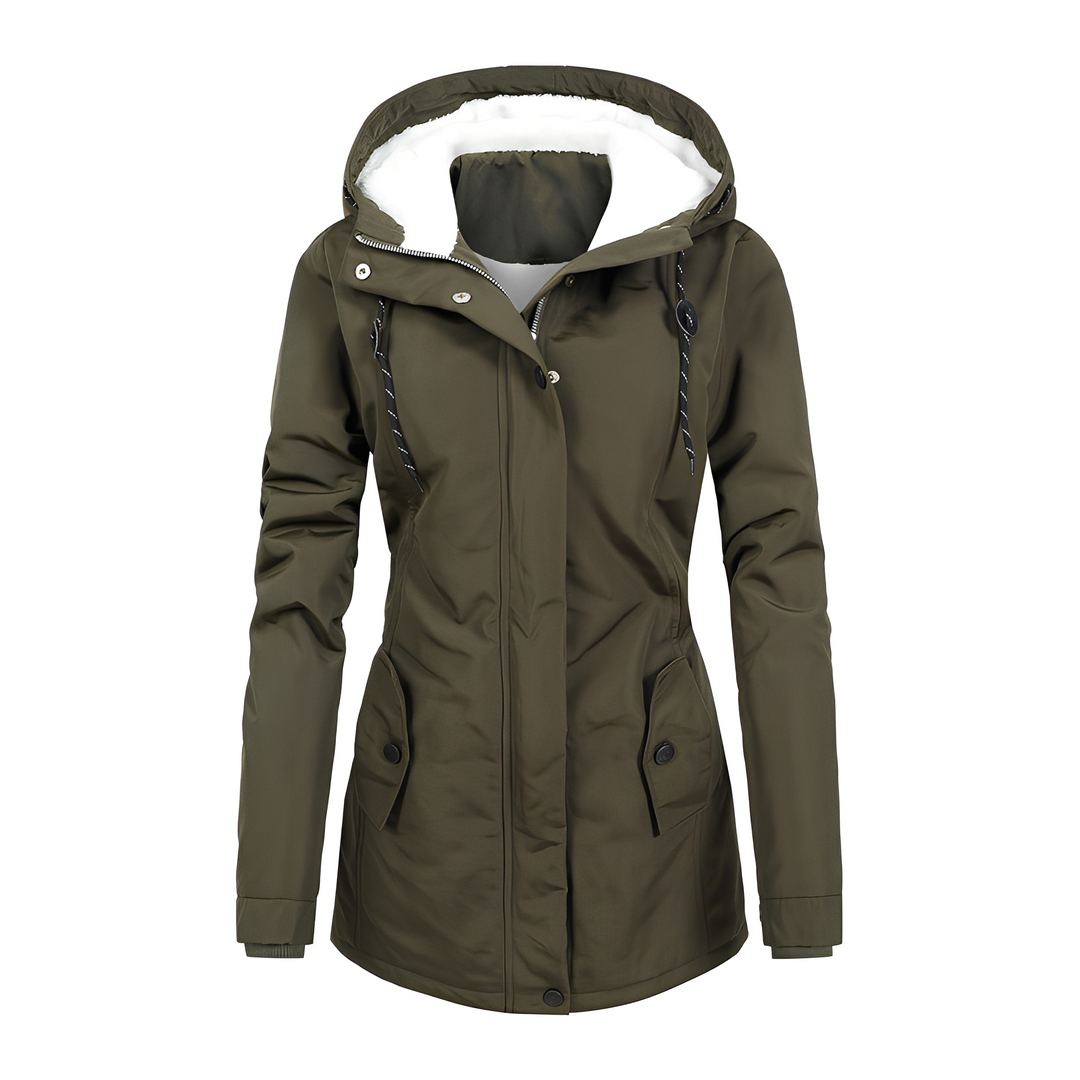 Look de moda feminina com jaqueta de inverno e capuz. Roupa confortável para dias gelados.