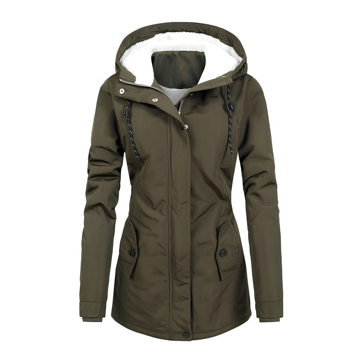 Look de moda feminina com jaqueta de inverno e capuz. Roupa confortável para dias gelados.