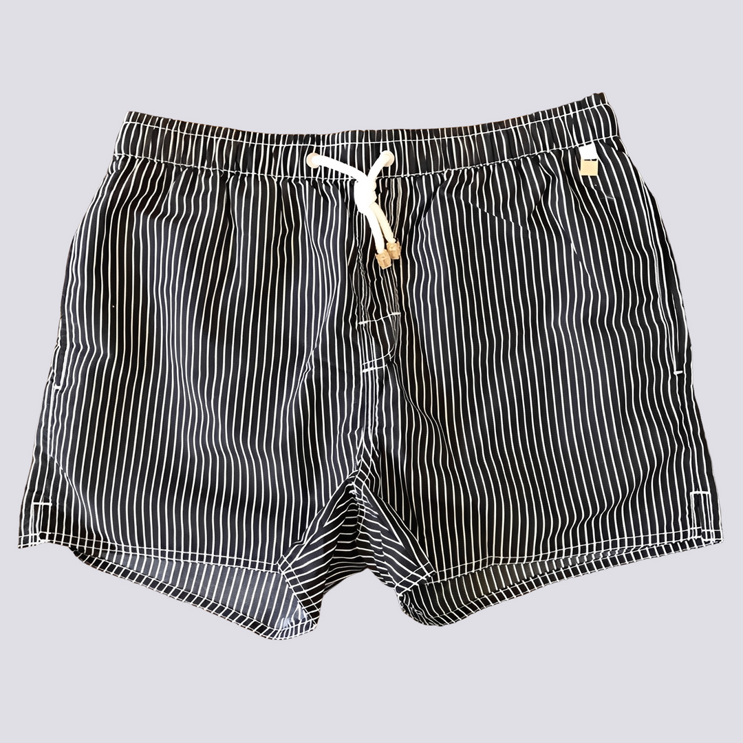 Shorts de praia masculino com design moderno, confortável para o verão, ideal para moda casual.