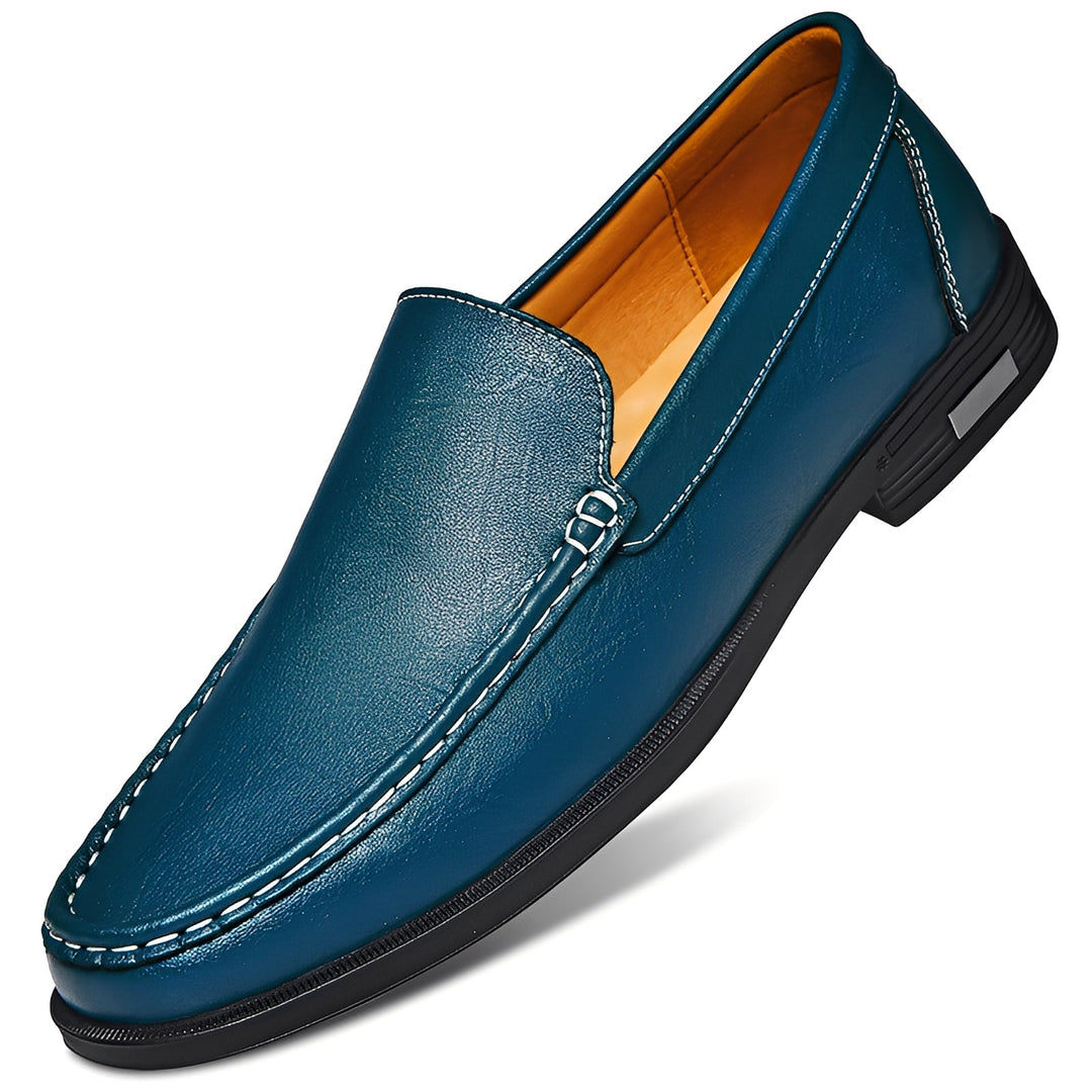 Costura e acabamento traseiro do mocassim masculino. Calçado clássico que oferece conforto e estilo.