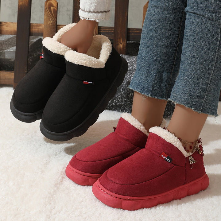 Sapatos femininos de inverno: tênis elegante de pelúcia com plataforma. Conforto e moda para o frio.