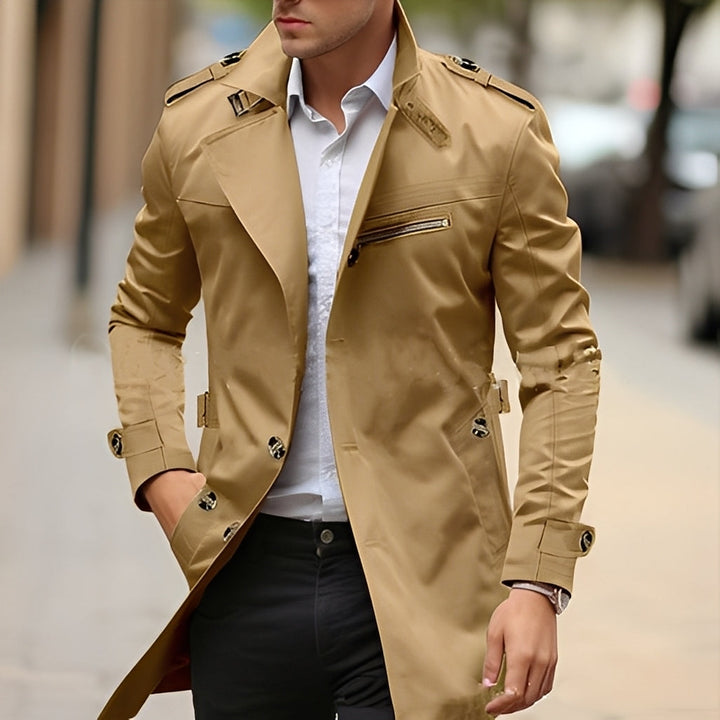 Trench coat masculino elegante e clássico com gola reversível, ideal para outono/inverno, moda masculina versátil.