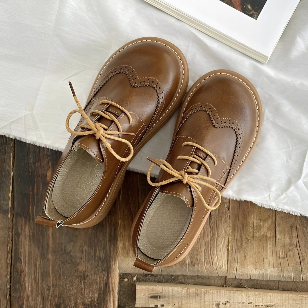 Calçados Oxford femininos confortáveis e versáteis, com design atemporal para diversos looks.