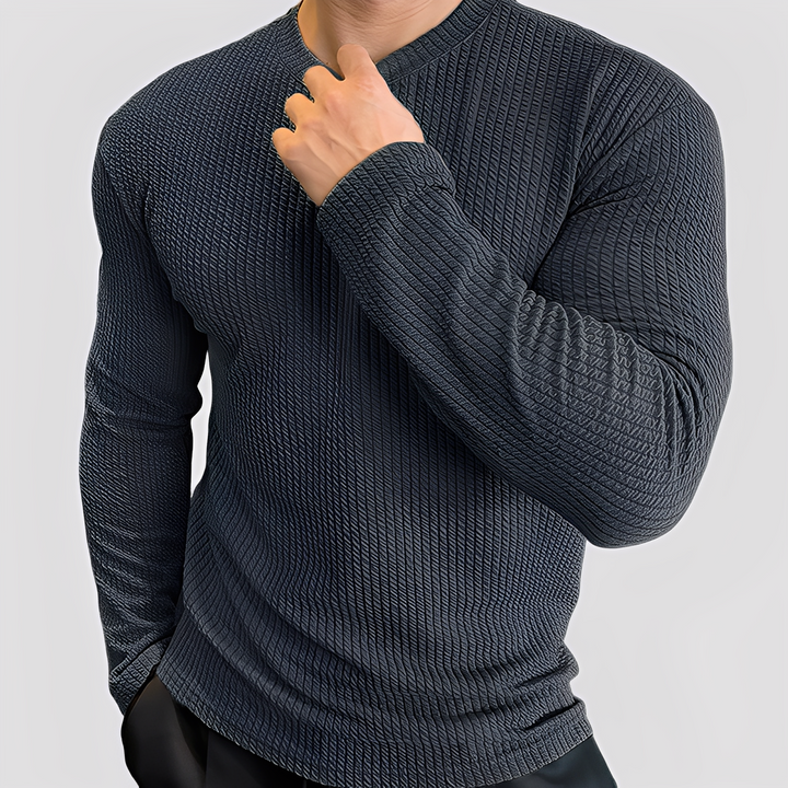 Homem vestindo camisola Albert. Este pulôver masculino casual e aconchegante é ideal para o inverno, combinando conforto e estilo.