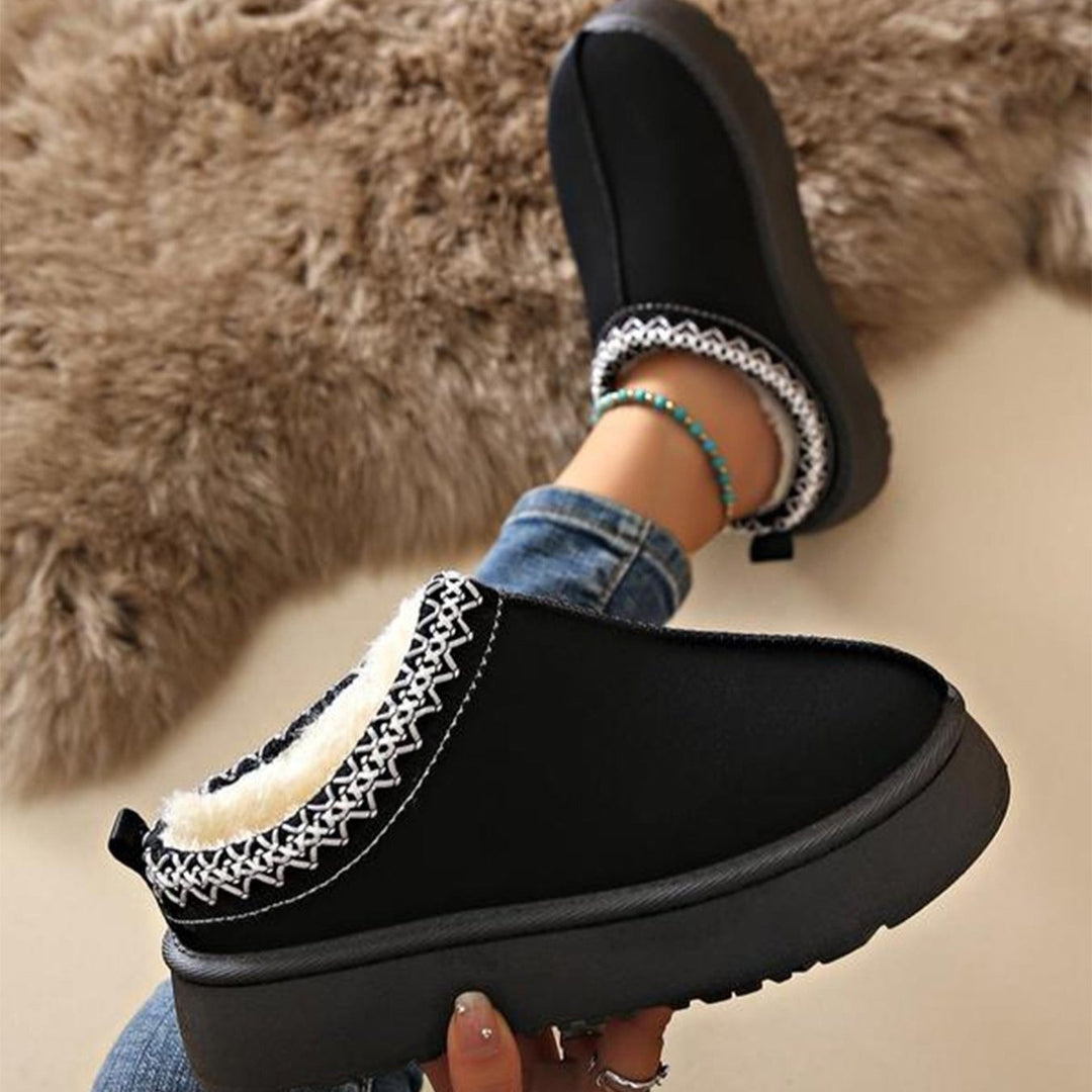 Botas femininas estilo muffin. Tendência de moda e elegância para neve, mantendo os pés quentes.