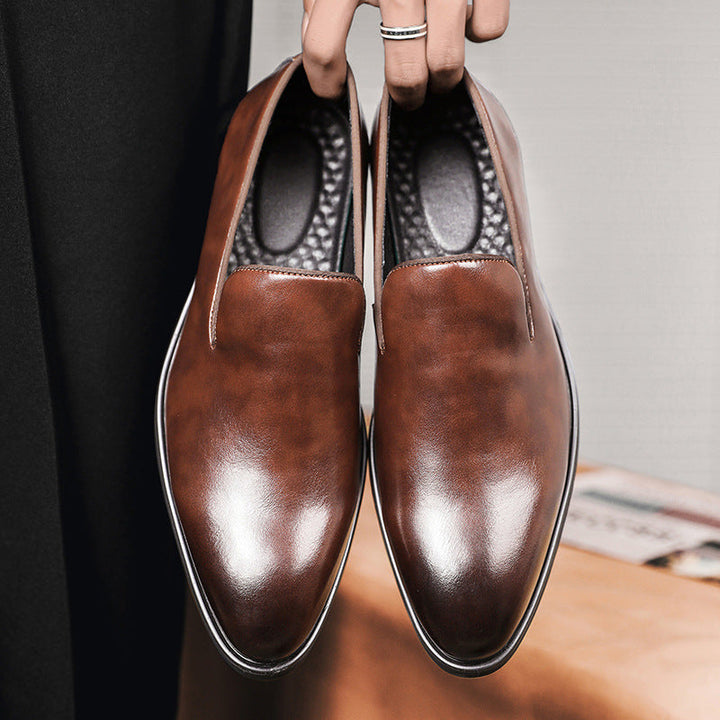 Sapatos mocassim masculinos polidos, ideais para eventos formais e uso diário no trabalho, combinando elegância.