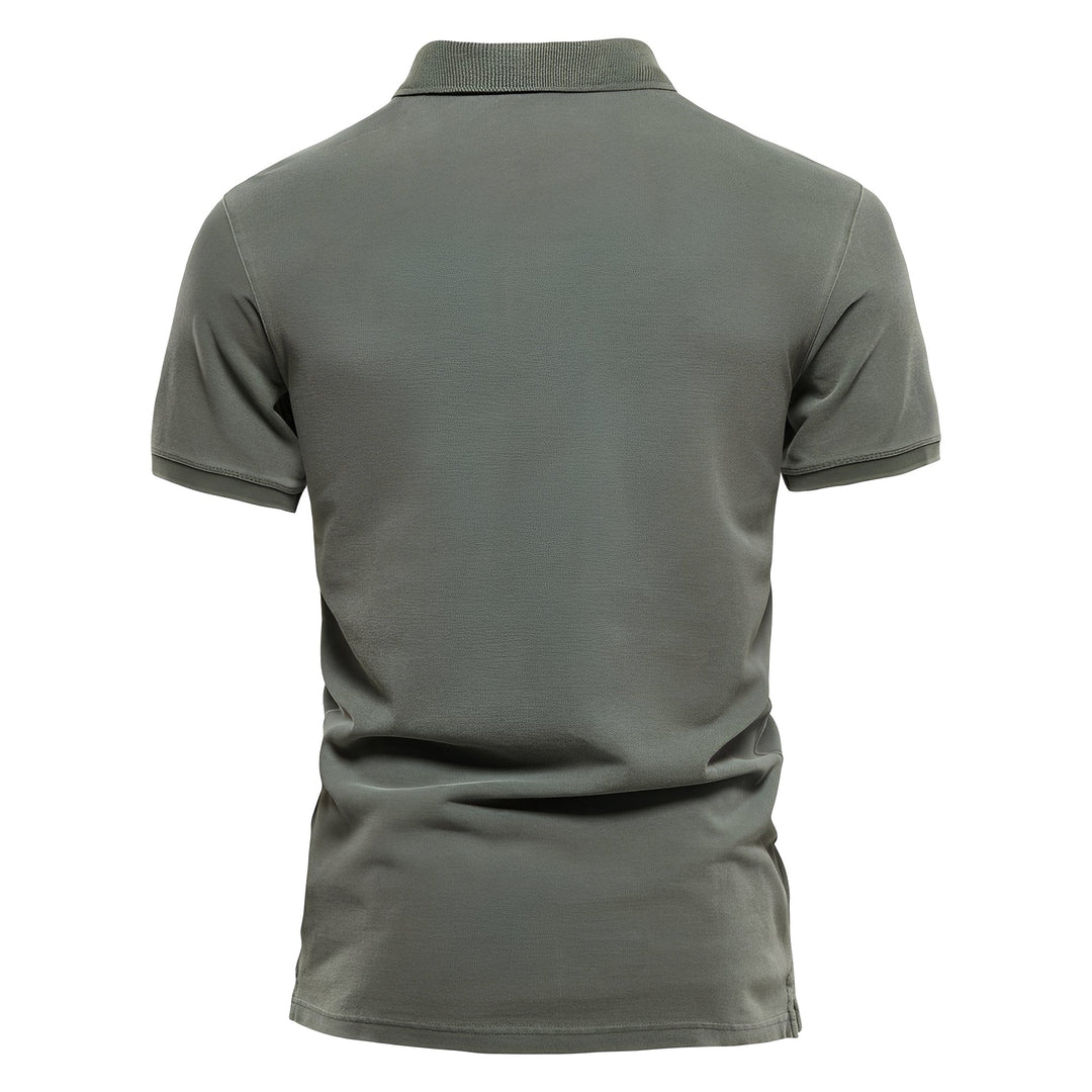Polo masculina slim fit de verão, tecido respirável para conforto. Perfeita para um look estiloso e casual em dias quentes.