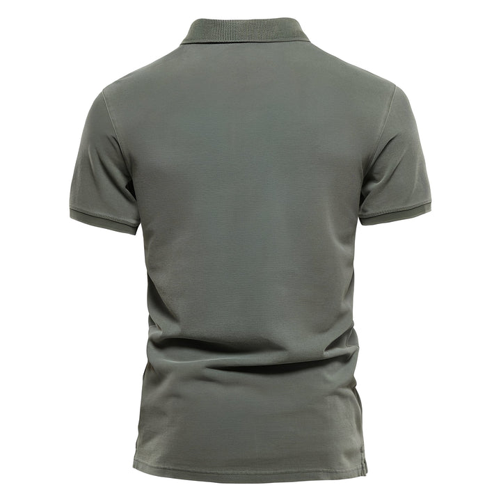 Polo masculina slim fit de verão, tecido respirável para conforto. Perfeita para um look estiloso e casual em dias quentes.