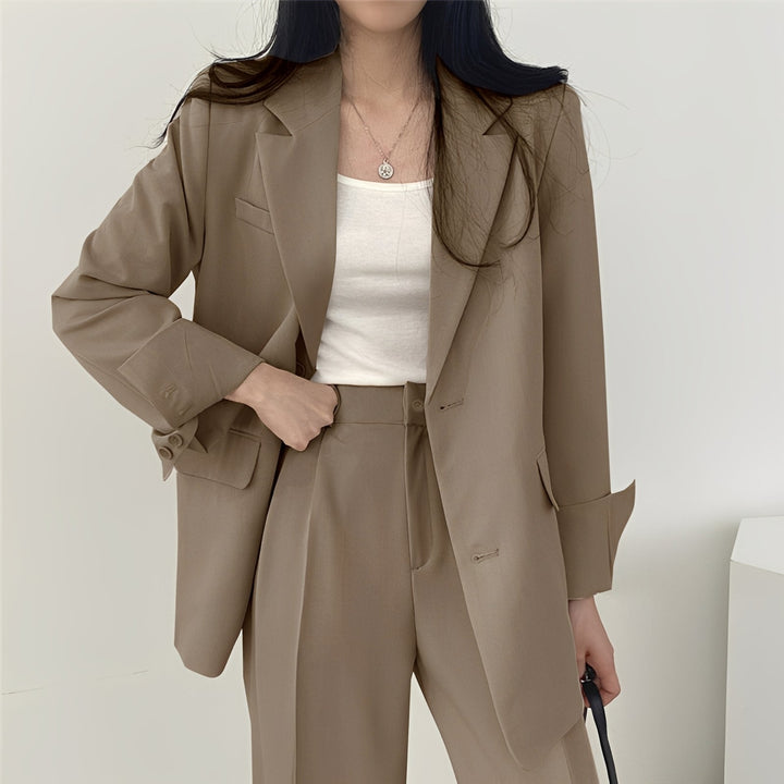 Conjunto feminino moderno Betty: blazer e calça social, ideal para moda feminina e looks sofisticados.
