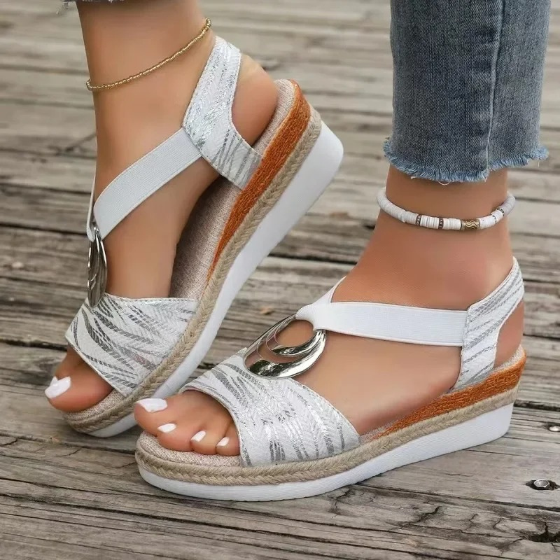 Sandálias femininas Quinn leves. Perfeitas para o verão, oferecendo conforto e suporte ortopédico aos pés.