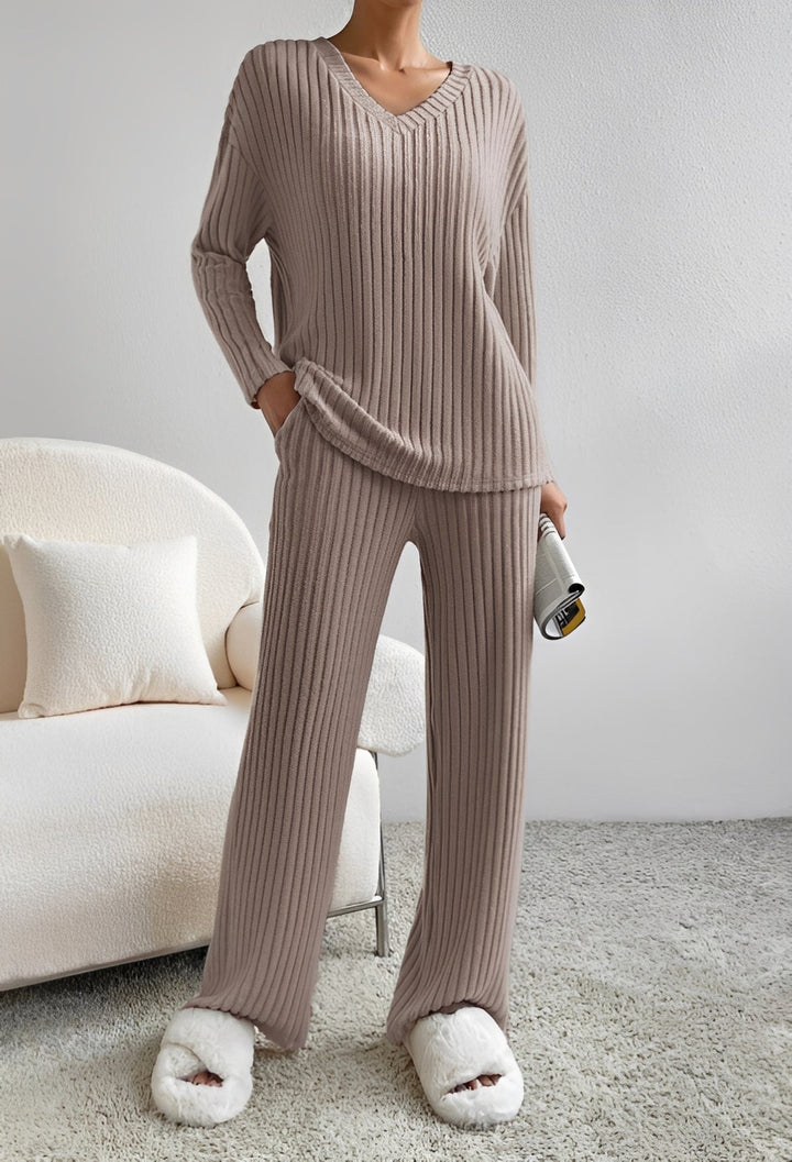 Conjunto feminino coordenado listrado, estilo solto para um look casual e confortável.
