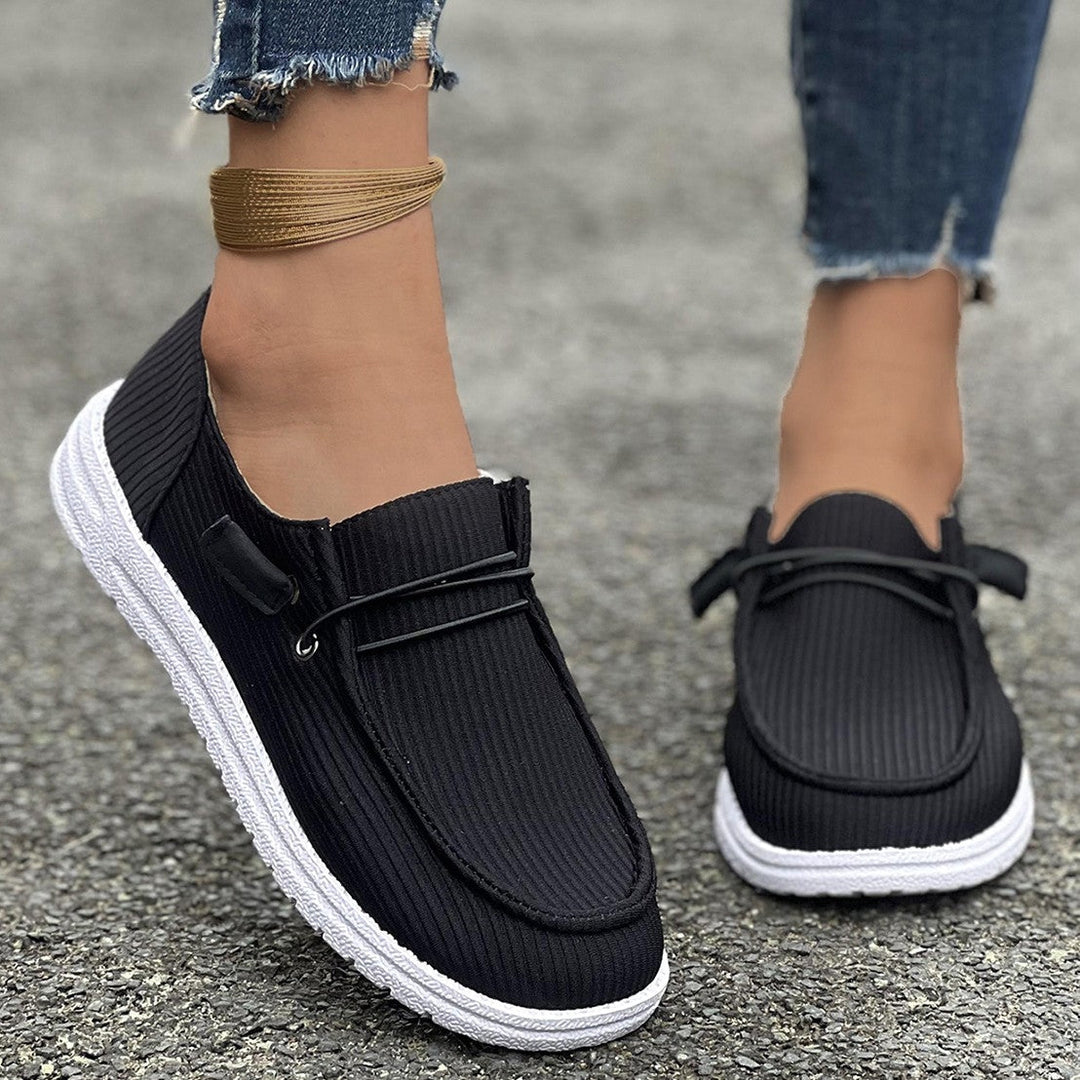 Sapatilhas femininas Ellie leves, o calçado ideal para o verão. Combinam conforto, moda e casualidade.