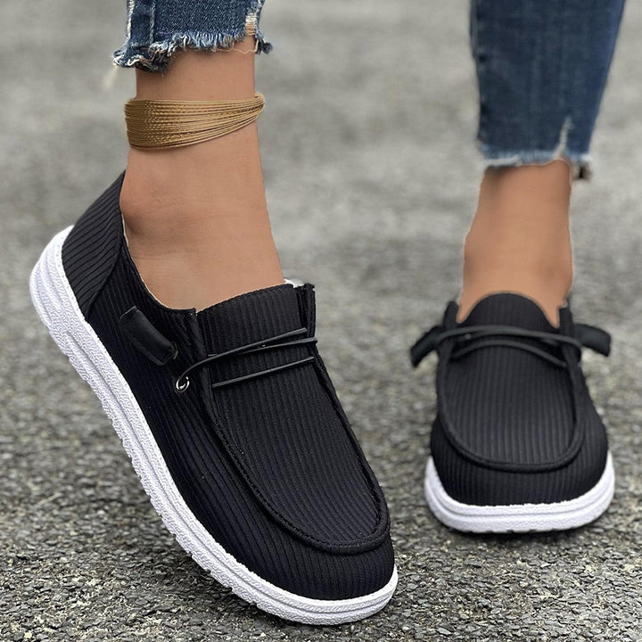 Sapatilhas femininas Ellie leves, o calçado ideal para o verão. Combinam conforto, moda e casualidade.