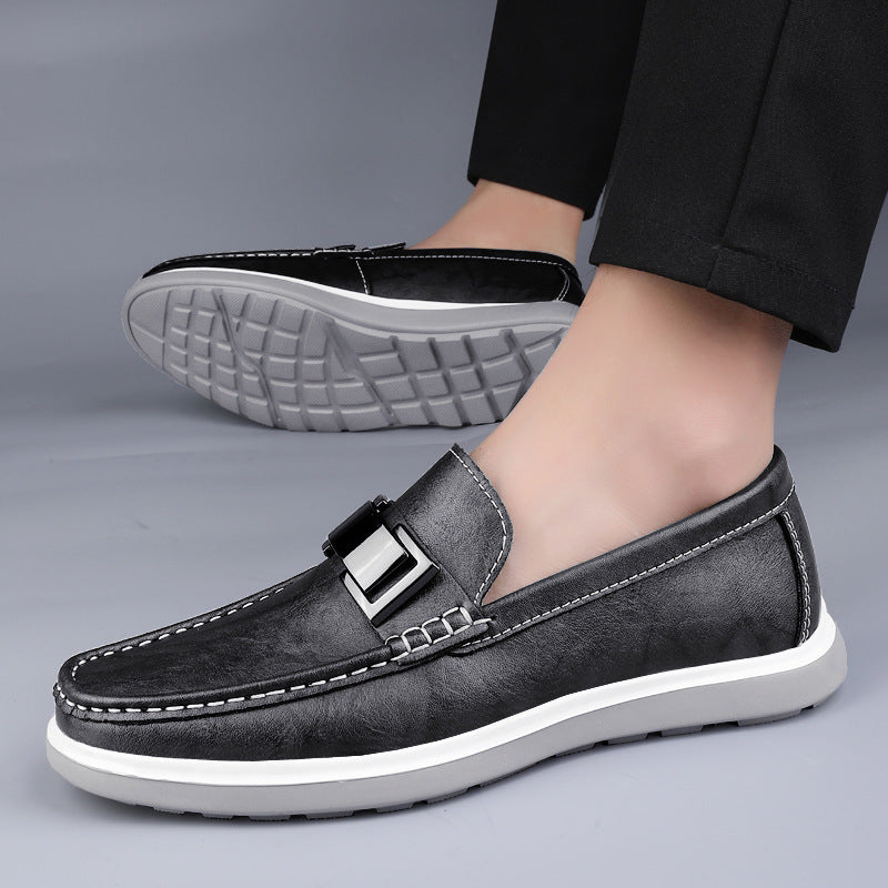 Mocassim masculino marrom casual e formal. Calçado slip-on elegante para o escritório ou eventos sociais.