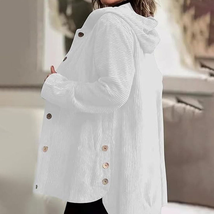 Mulher usando jaqueta feminina casual com capuz, perfeita para o frio do outono e inverno.