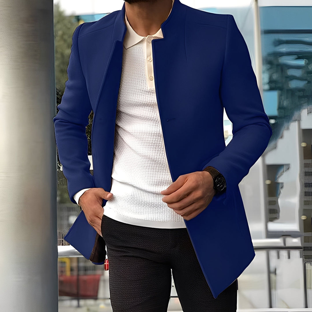 Jaqueta masculina prática e confortável, com corte slim-fit e design elegante para o dia a dia e eventos.