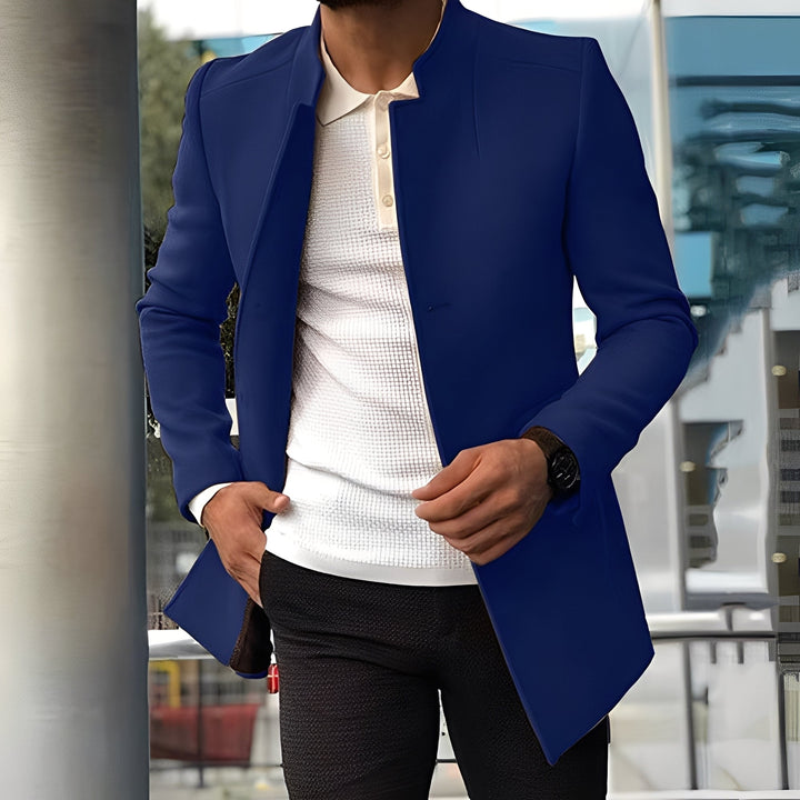 Jaqueta masculina prática e confortável, com corte slim-fit e design elegante para o dia a dia e eventos.
