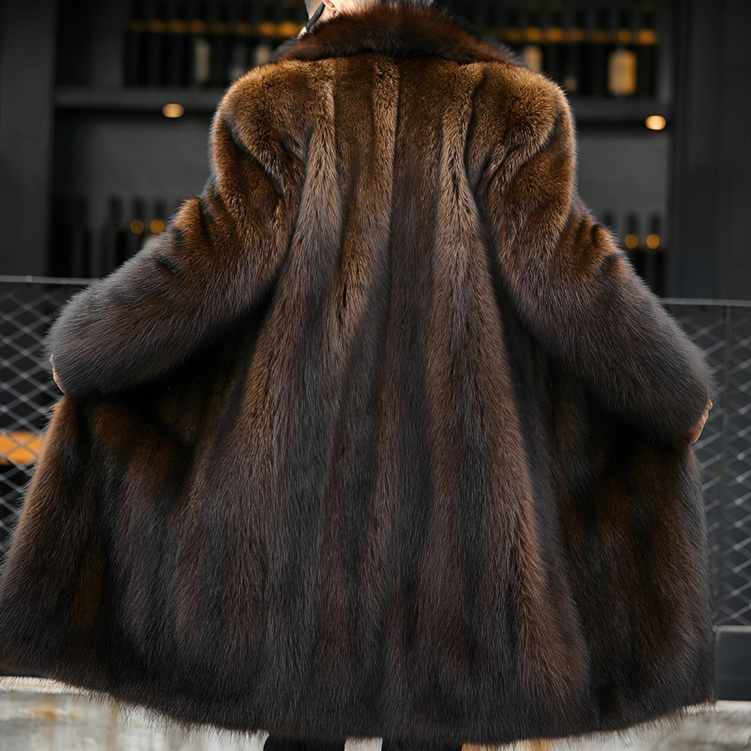 Sobretudo masculino marrom para inverno. Casaco longo elegante e confortável, perfeito para moda casual e social.