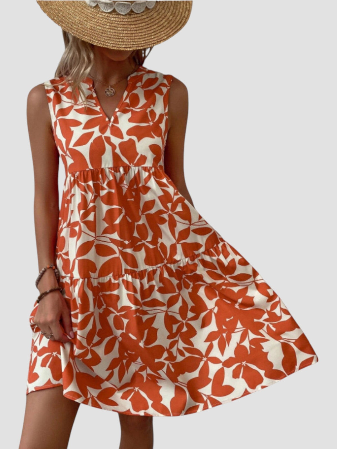 Vestido midi casual feminino com estampa de folhas. Moda verão, leve e elegante para passeios ou praia.