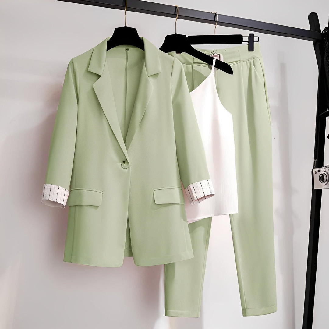 Blazer feminino, calça e top coordenado. Conjunto elegante e moderno, perfeito para moda verão e eventos sociais.