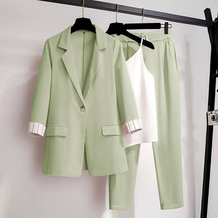 Blazer feminino, calça e top coordenado. Conjunto elegante e moderno, perfeito para moda verão e eventos sociais.