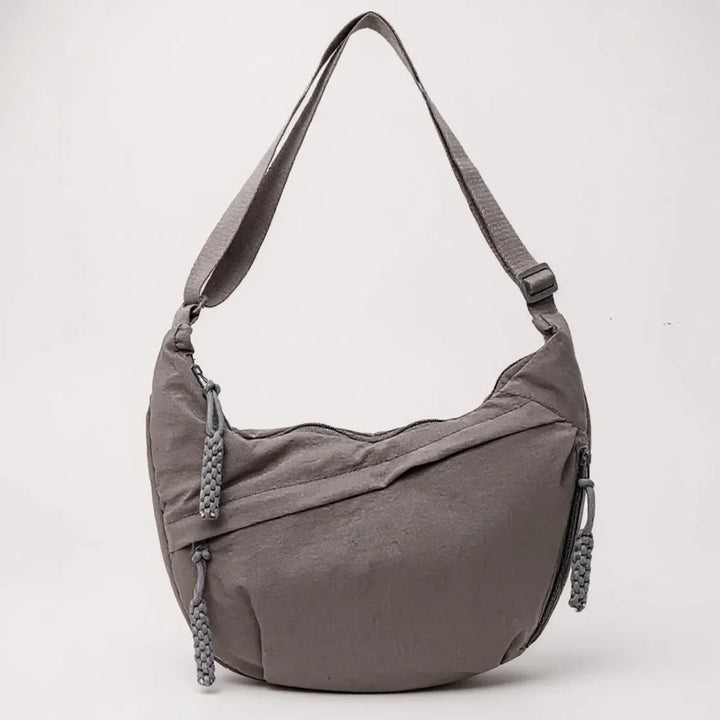 Bolsa de ombro feminina Aria de nylon, acessório essencial para moda e praticidade.