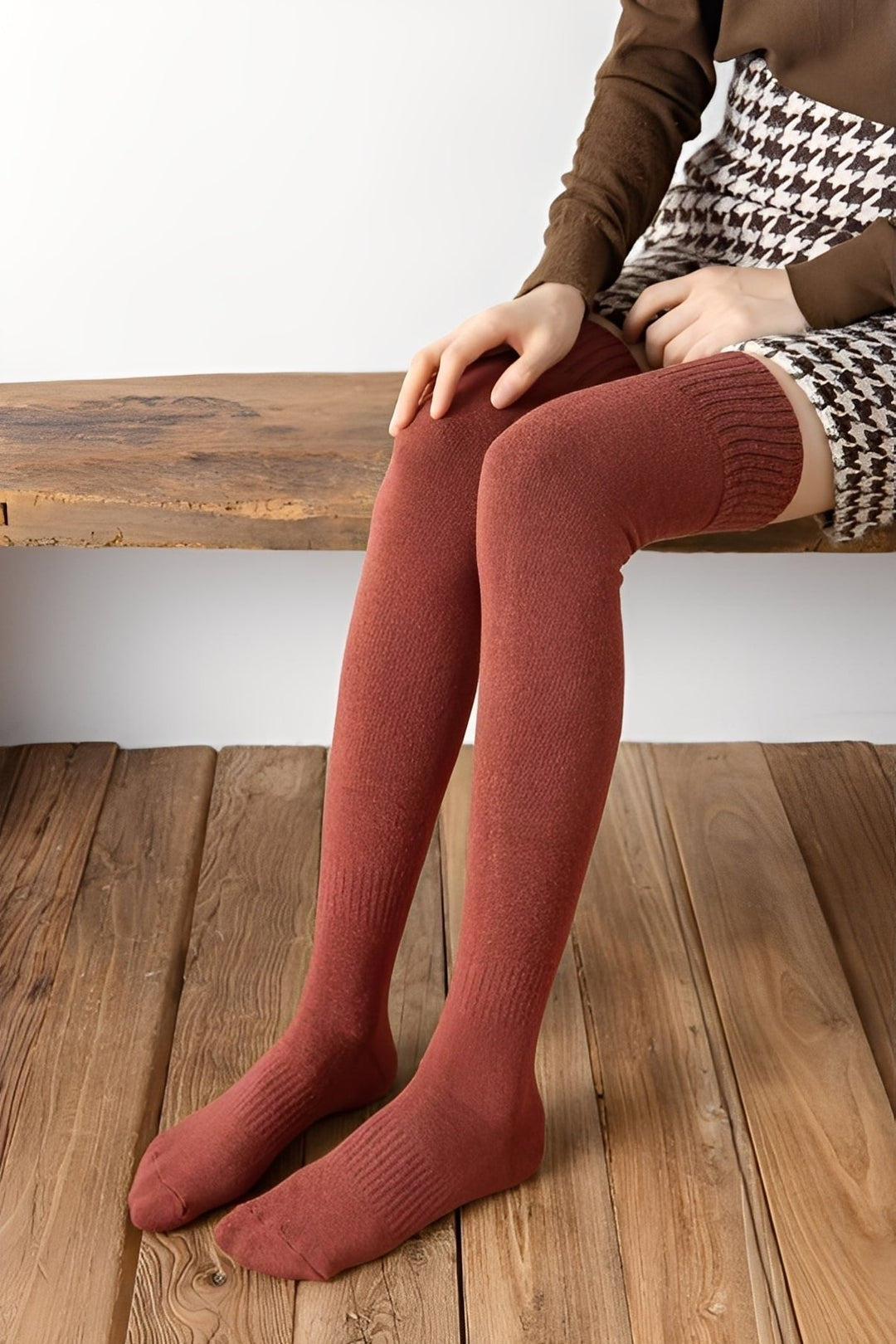 Meias femininas altas e estilosas para outono/inverno, acessório de moda over-knee, ideal para conforto casual e aquecimento.