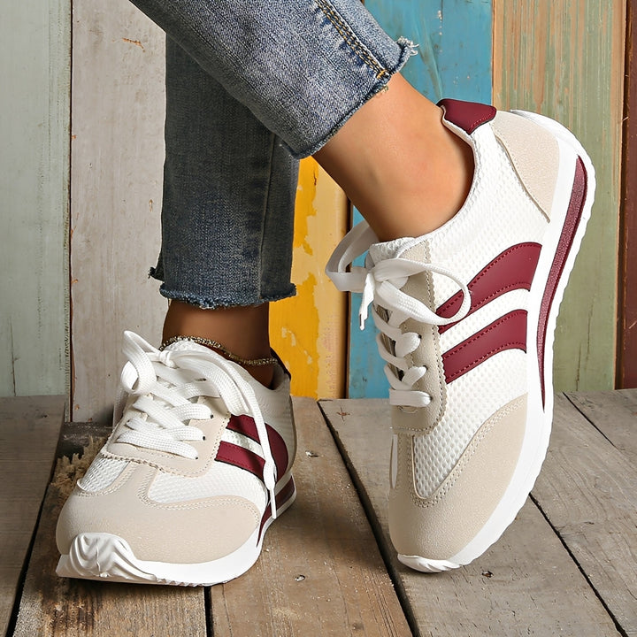 Calçado feminino casual estilo tênis, perfeito para primavera/verão, oferecendo conforto diário e moda versátil.