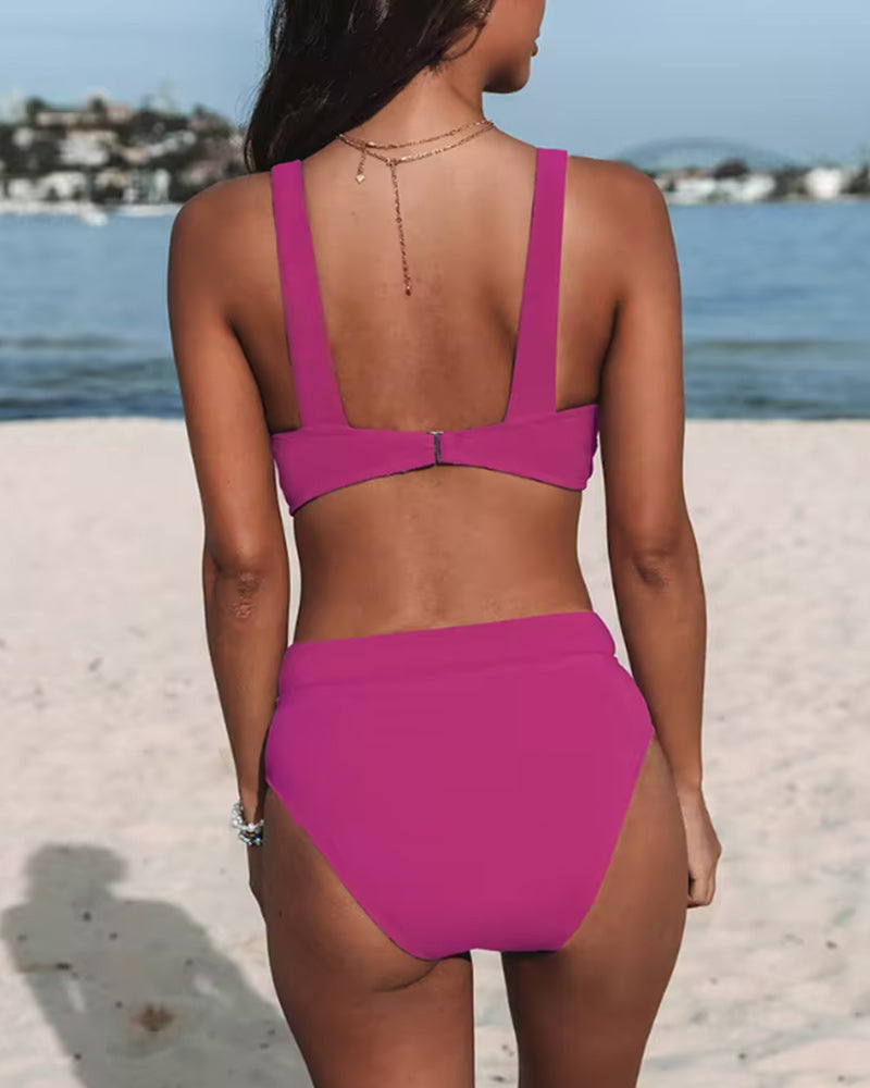 Elegante maiô feminino de cintura alta em cor sólida, ideal para dias ensolarados na praia ou piscina.