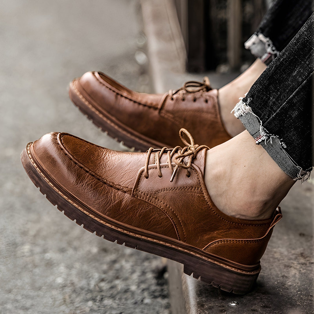 Sapatos masculinos casuais formais elegantes, perfeitos para trabalho ou eventos sociais. Estilo versátil.