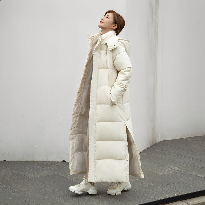 Casaco feminino acolchoado de inverno, longo e quente. Peça de moda exterior com estilo para o frio.