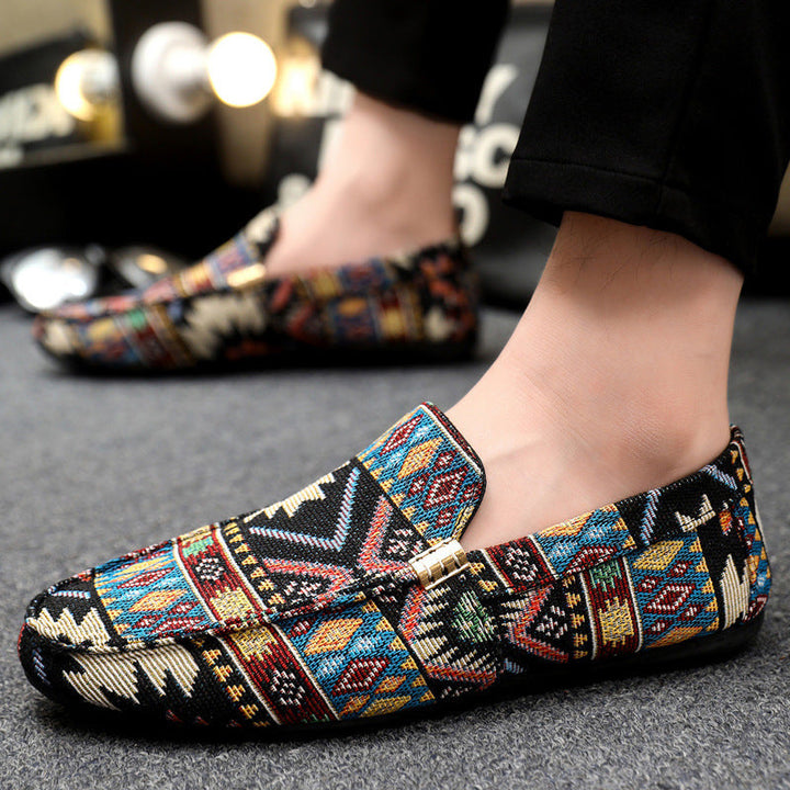 Mocassins masculinos pretos elegantes, perfeitos para um look casual sofisticado. Calçado de verão com máximo conforto.
