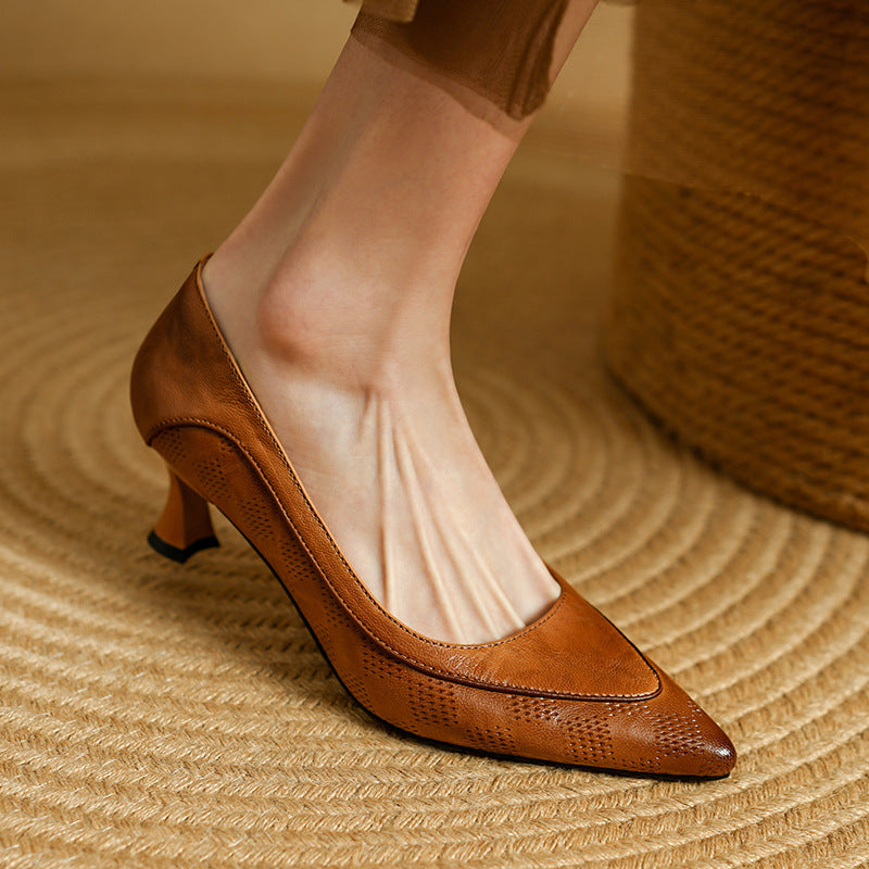Calçados femininos de moda com salto alto e bico fino, um toque chique para qualquer look.