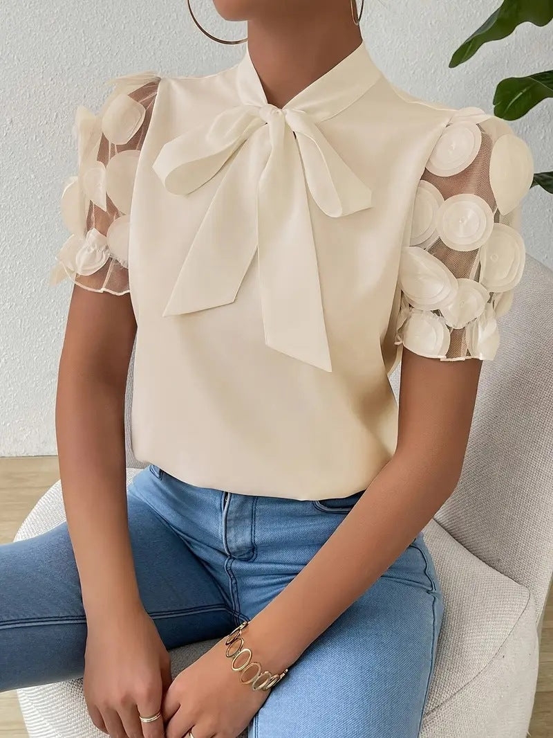 Blusa feminina elegante com laço no pescoço, ideal para ocasiões sociais e casuais. Perfeita para outono e verão.