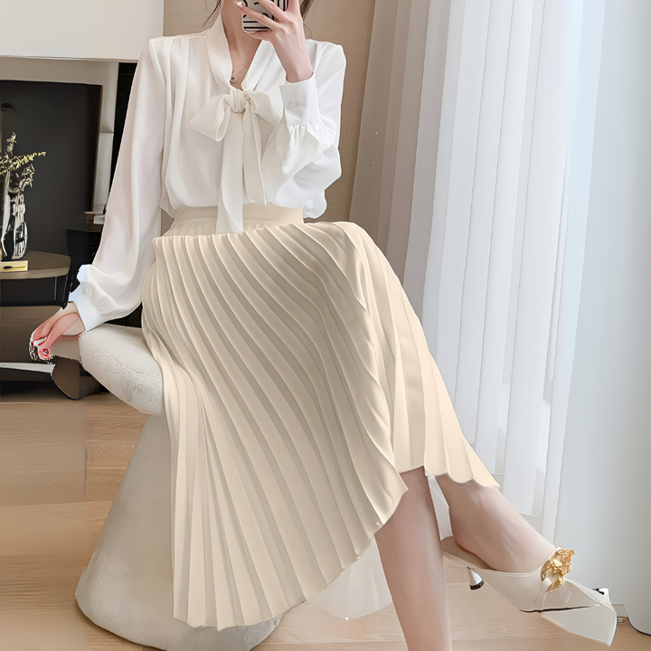 Saia midi plissada feminina de cintura alta, em tecido leve e fluído, para estilo versátil.