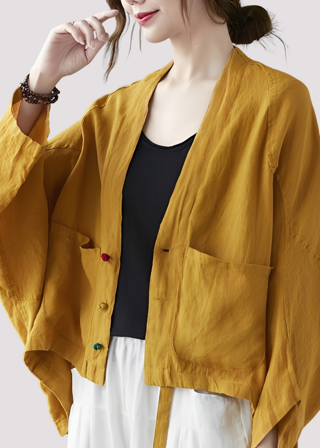 Cardigã feminino versátil, tamanho único, com bolsos e caimento folgado. Essencial para outono/primavera.