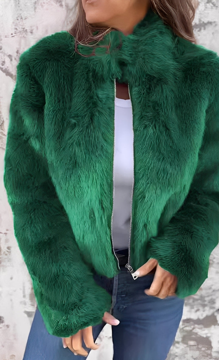 Casaco feminino elegante e aconchegante para inverno, ideal para moda e conforto casual.