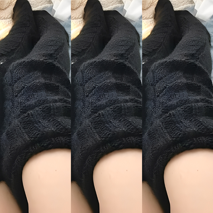 Detalhe de moda inverno: meias femininas acima do joelho, que oferecem calor e elegância.