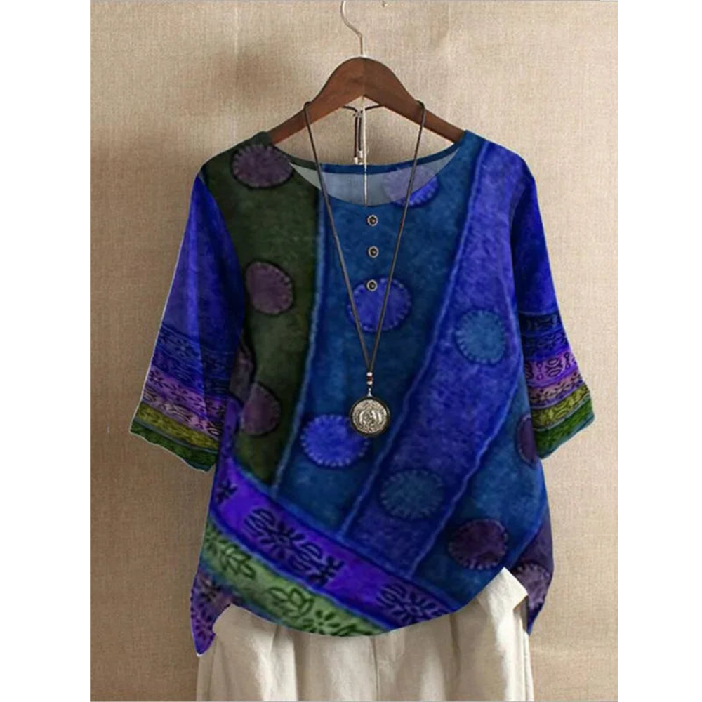 Blusa feminina boêmia Valarie, tecido solto e confortável com patchwork colorido. Ótima para looks de verão casuais.