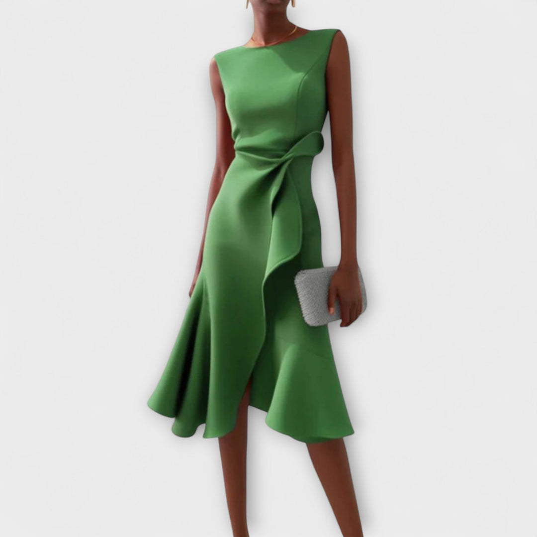 Design único do vestido midi assimétrico drapeado, perfeito para um look feminino e chique em qualquer ocasião.