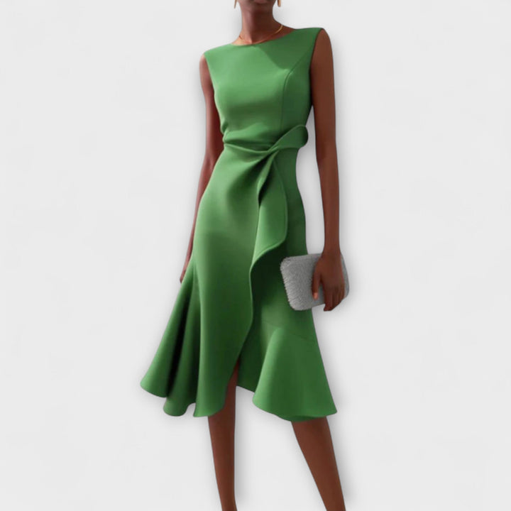 Design único do vestido midi assimétrico drapeado, perfeito para um look feminino e chique em qualquer ocasião.