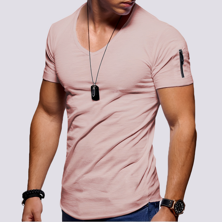 Versátil camiseta masculina básica slim fit com decote em V, ideal para compor looks casuais de verão com estilo.